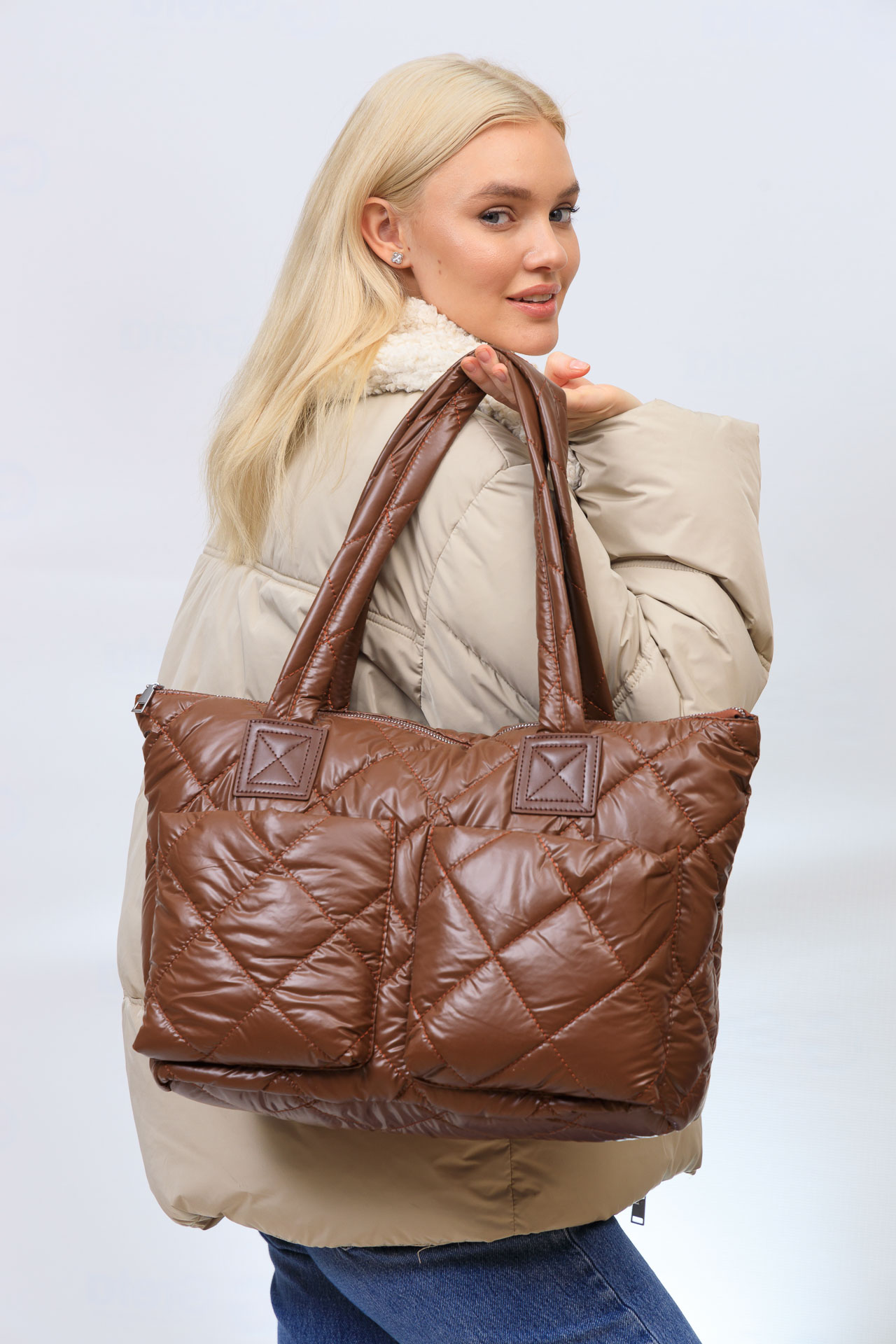 На фото 1 - Женская сумка-шоппер из водооталкивающей ткани, цвет коричневый