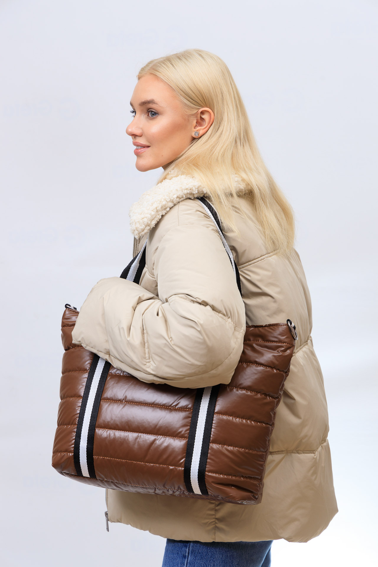 На фото 1 - Cтильная женская сумка-шоппер из водооталкивающей ткани, цвет коричневый