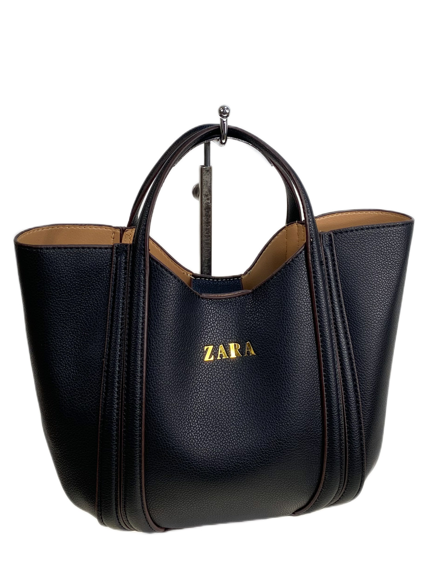 На фото 1 - Женская сумка из искусственной кожи, цвет черный