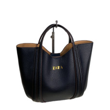 На фото 1 - Женская сумка из искусственной кожи, цвет черный