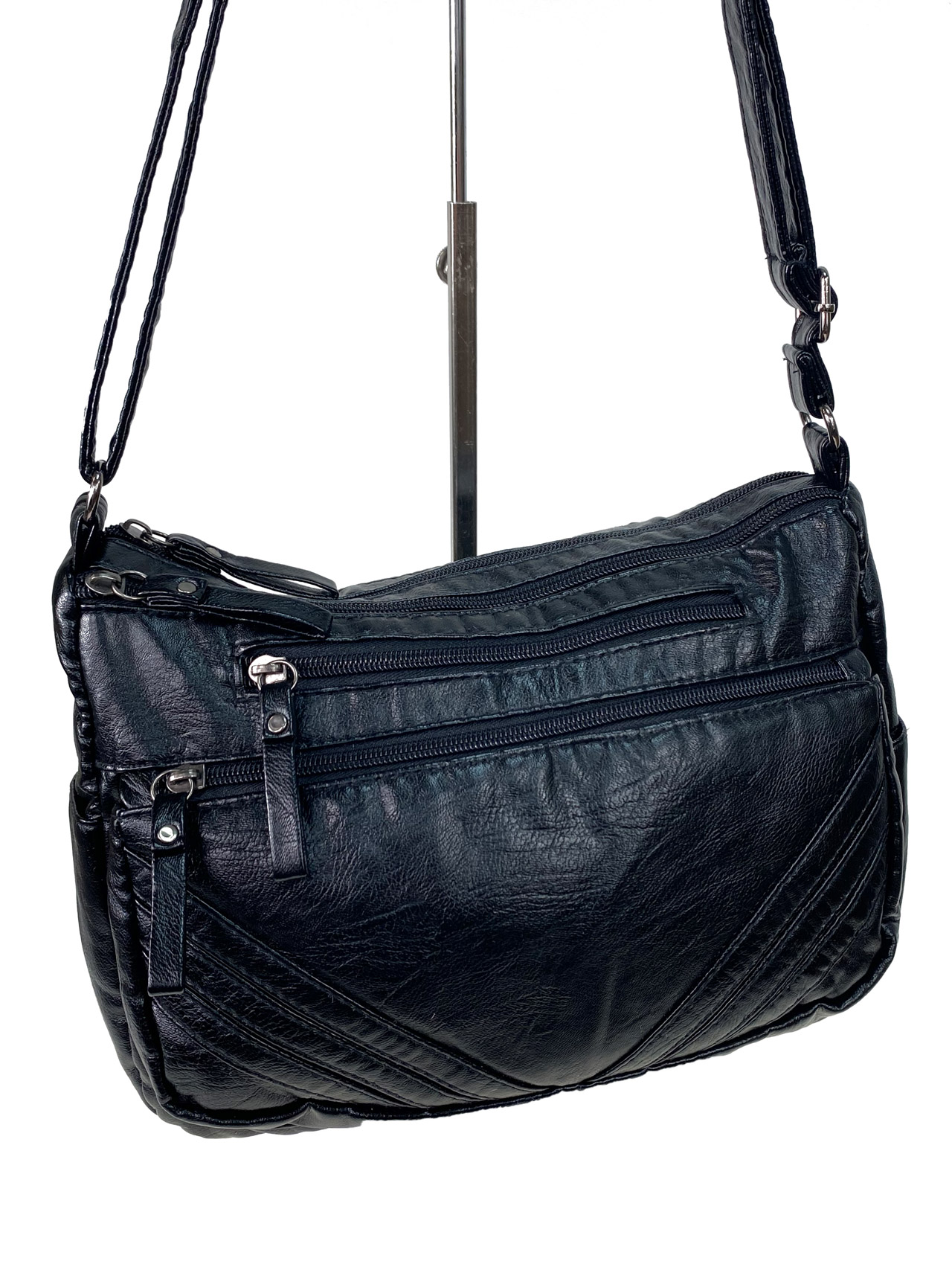 На фото 1 - Женская сумка  из искусственной кожи, цвет черный 