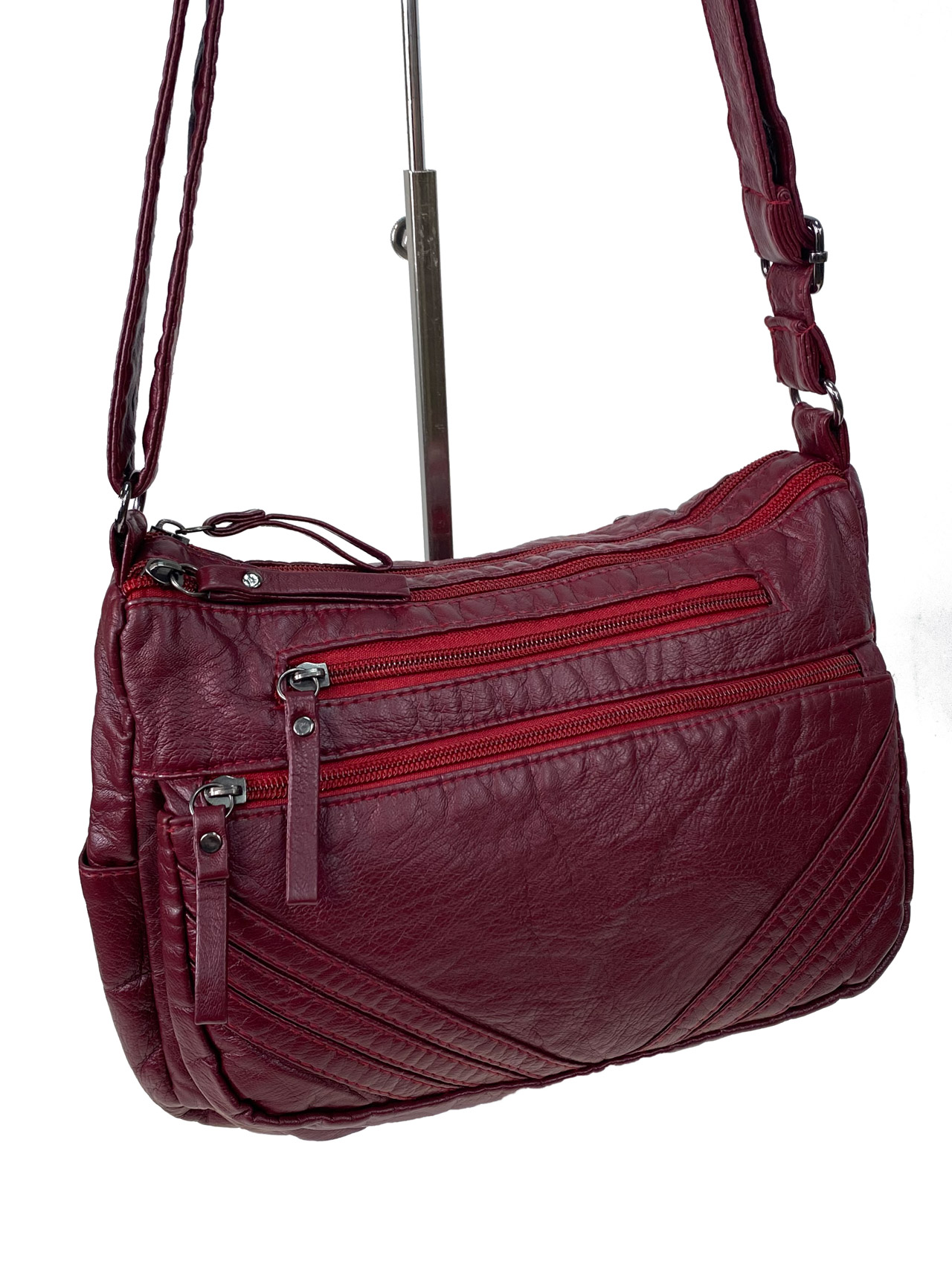 На фото 1 - Женская сумка  из искусственной кожи, цвет бордовый