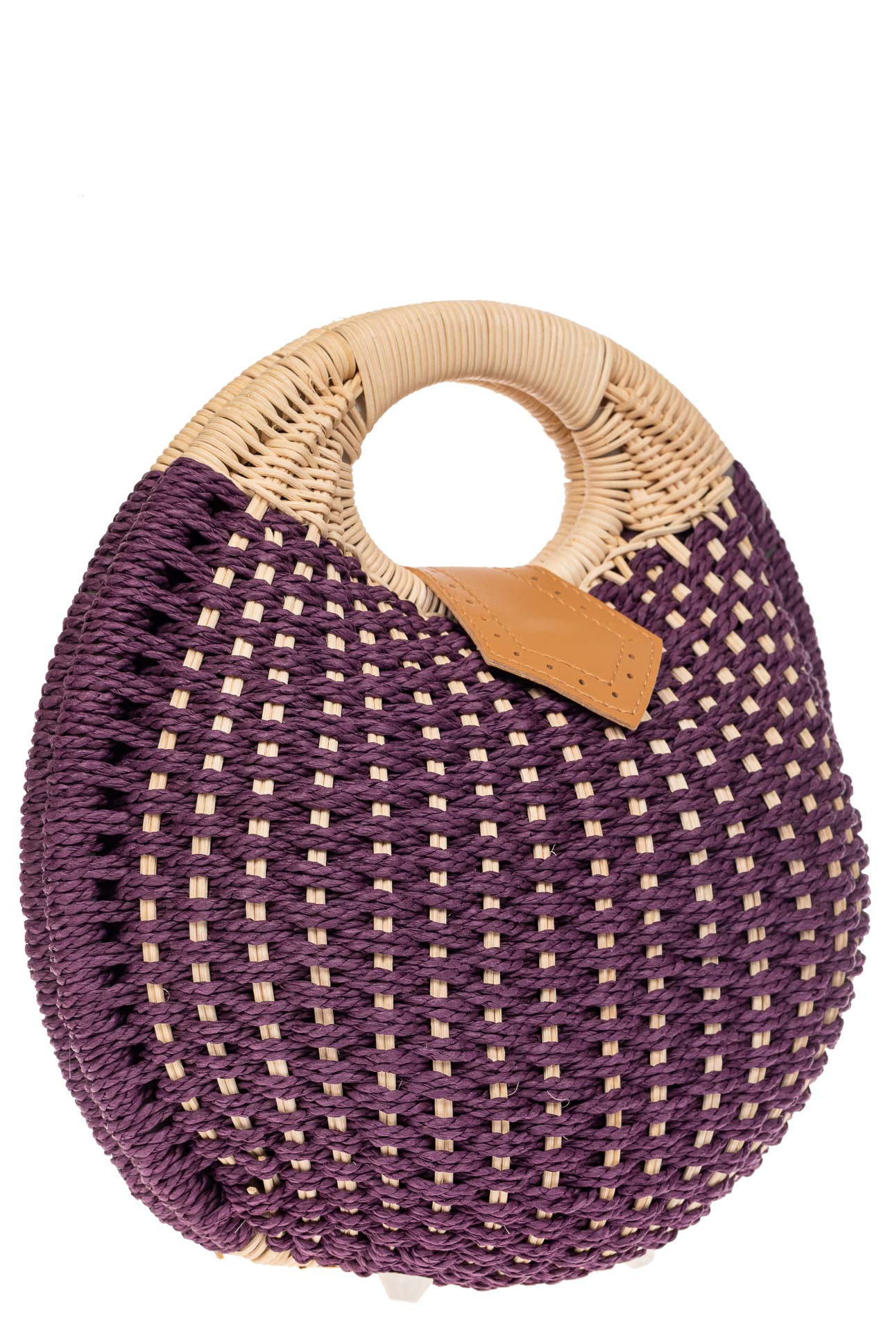 На фото 1 - Женская плетеная сумка из ротанга в форме шара, цвет баклажан