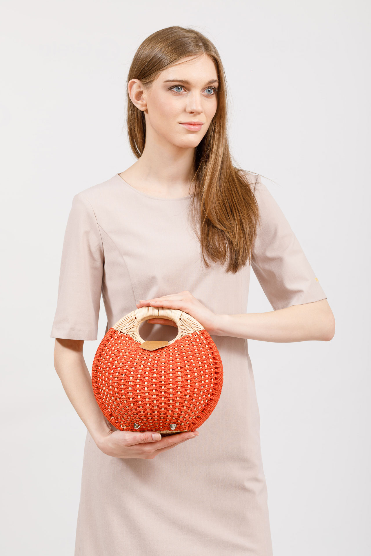 На фото 5 - Женская плетеная сумка из ротанга в форме шара, цвет баклажан