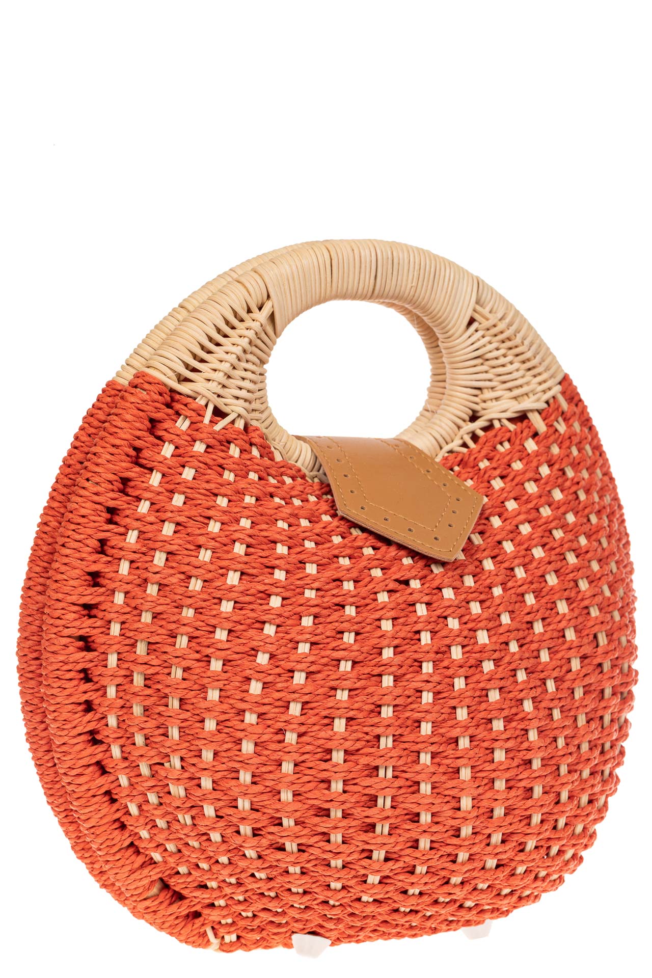 На фото 1 - Женская плетеная сумка из ротанга в форме шара, цвет коралл