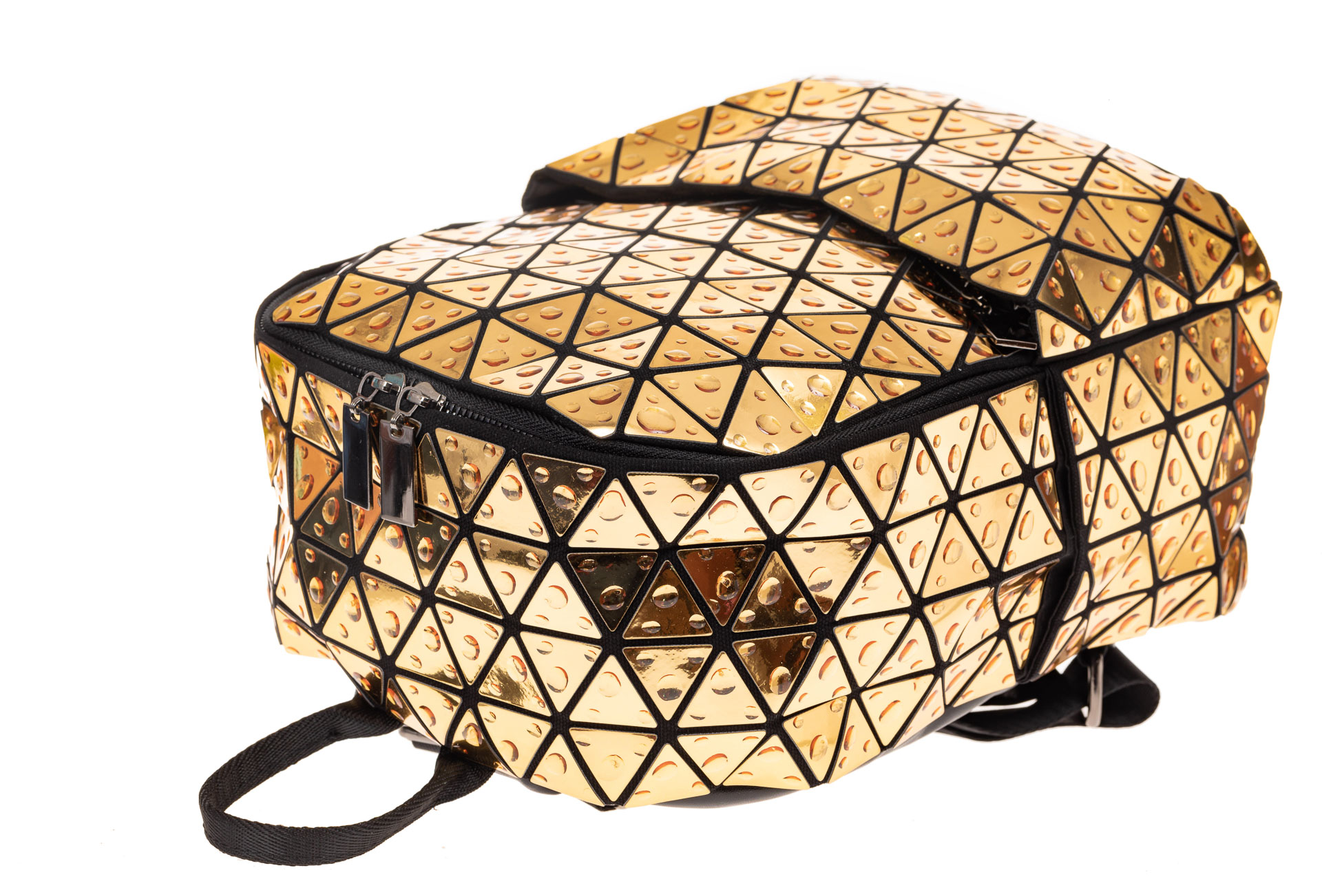 На фото 3 - Рюкзак с 3D эффектом из искусственной кожи, цвет золото