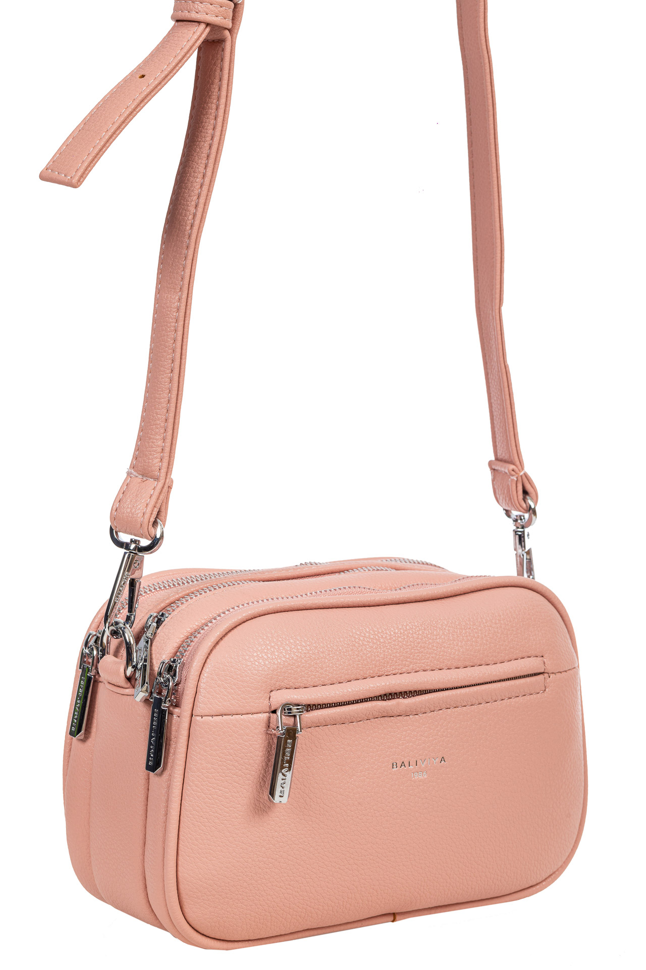 На фото 1 - Женская сумочка кросс-боди из фактурной экокожи, цвет розовый