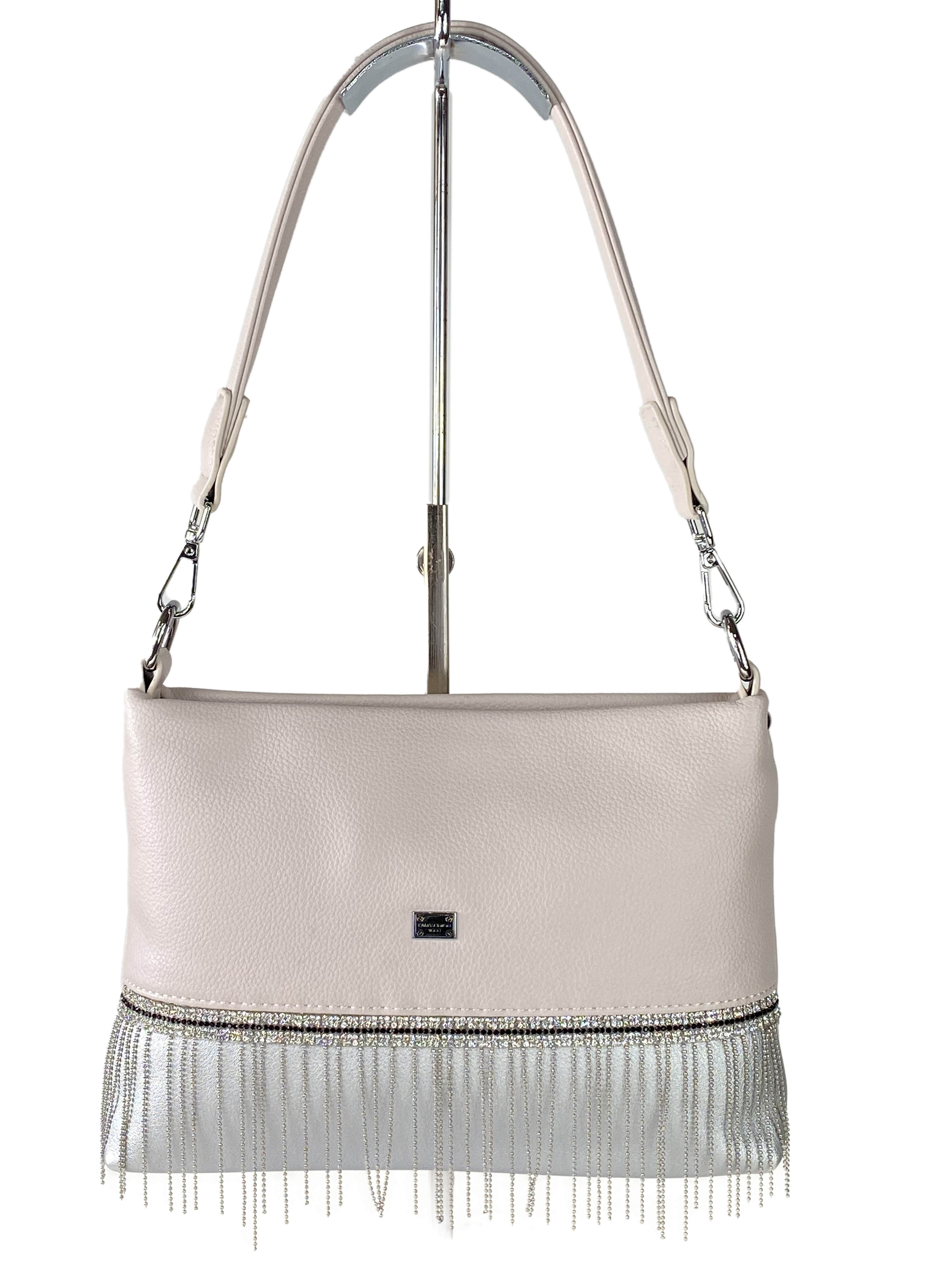 На фото 2 - Вечерняя сумка из мягкой экокожи со стразами и подвесками, цвет пудровый с серебристым
