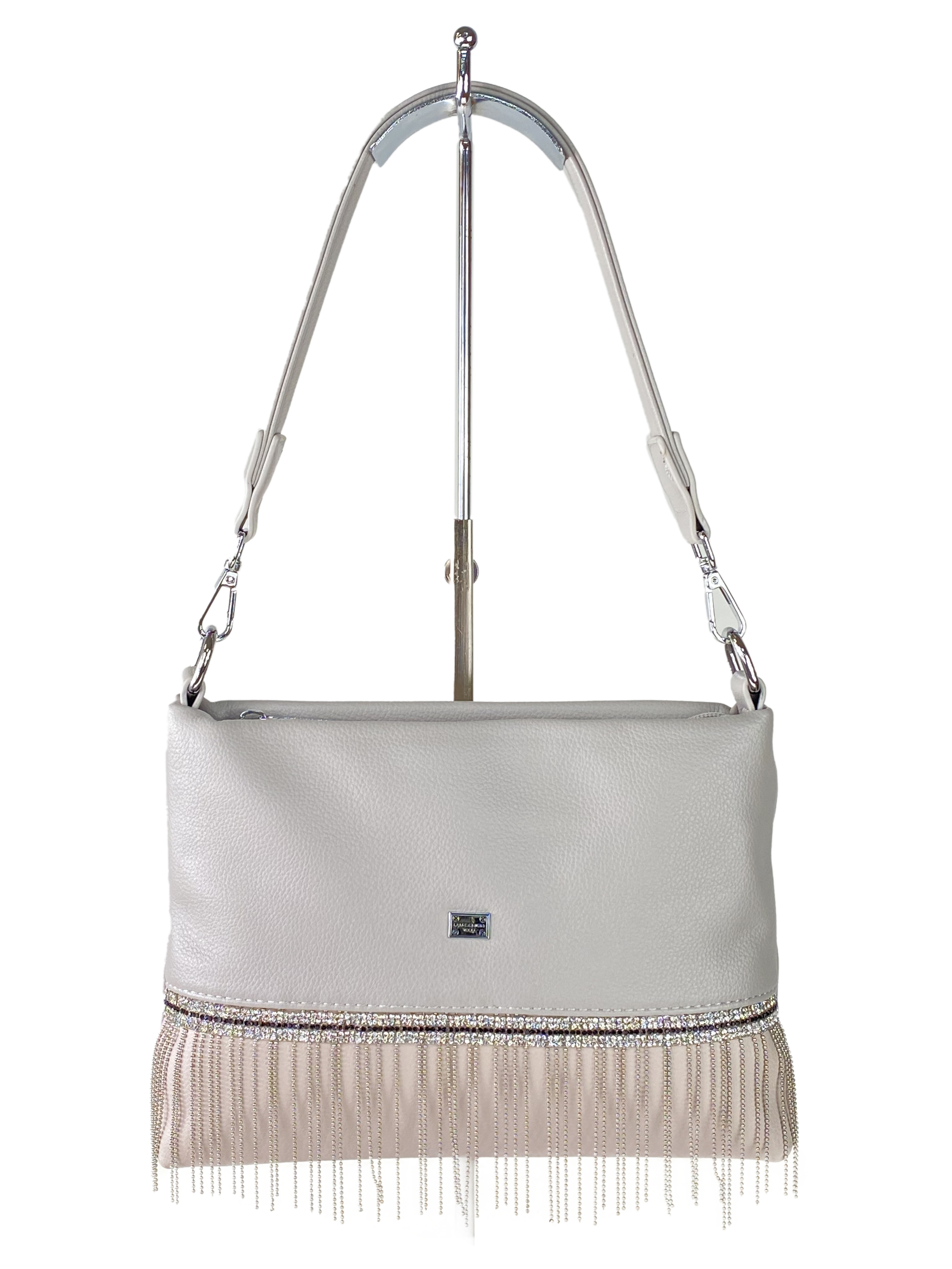 На фото 2 - Вечерняя сумка из мягкой экокожи со стразами и подвесками, цвет серый с пудровым