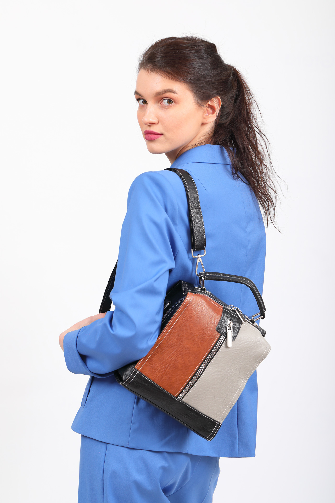 На фото 5 - Женская сумка-рюкзак из искусственной кожи, цвет комбинированный (черный, коричневый, серый)