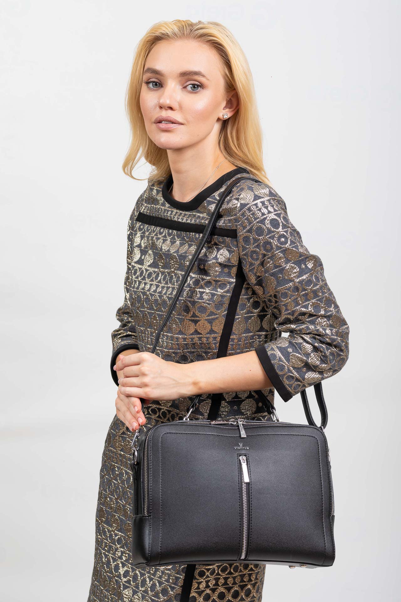 На фото 1 - Женская каркасная сумка из гладкой экокожи, чёрный цвет