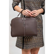 На фото 1 - Женская каркасная сумка из гладкой экокожи, цвет шоколад