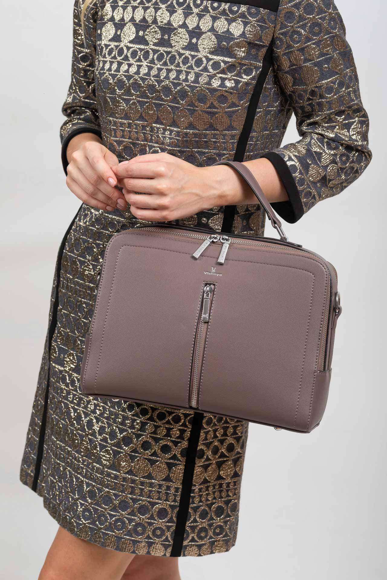 На фото 1 - Женская каркасная сумка из гладкой экокожи, цвет какао