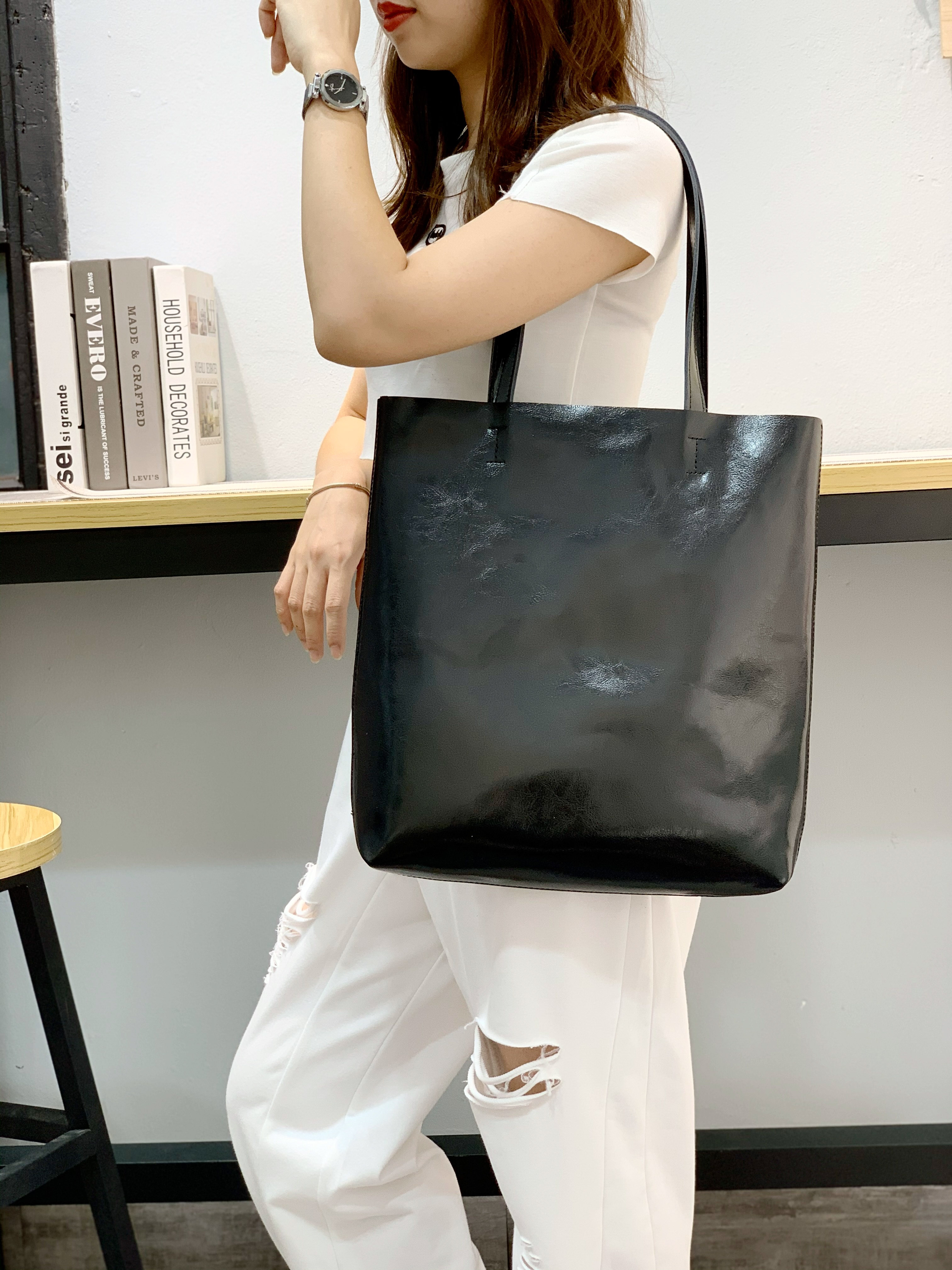 На фото 1 - Кожаная сумка шоппер, цвет черный
