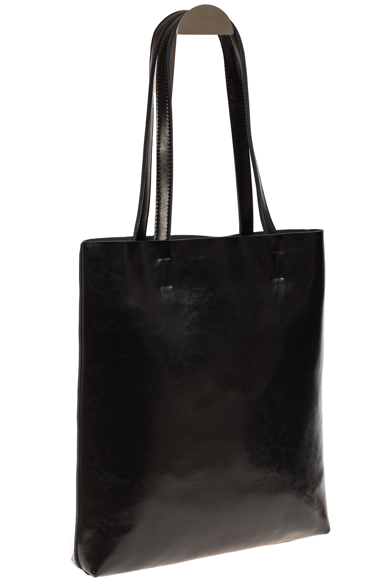 На фото 1 - Кожаная сумка-пакет черного цвета