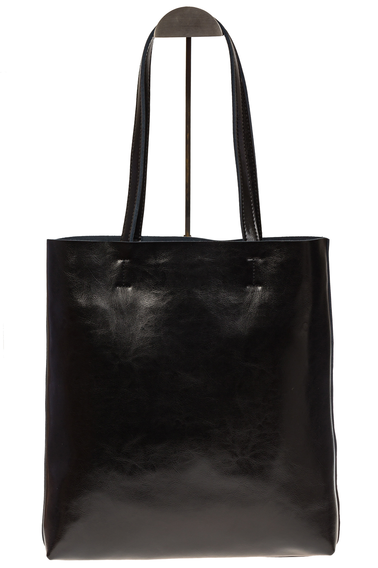 На фото 2 - Кожаная сумка-пакет черного цвета