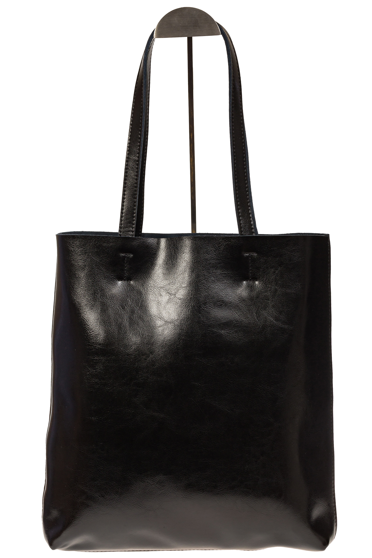 На фото 3 - Кожаная сумка-пакет черного цвета