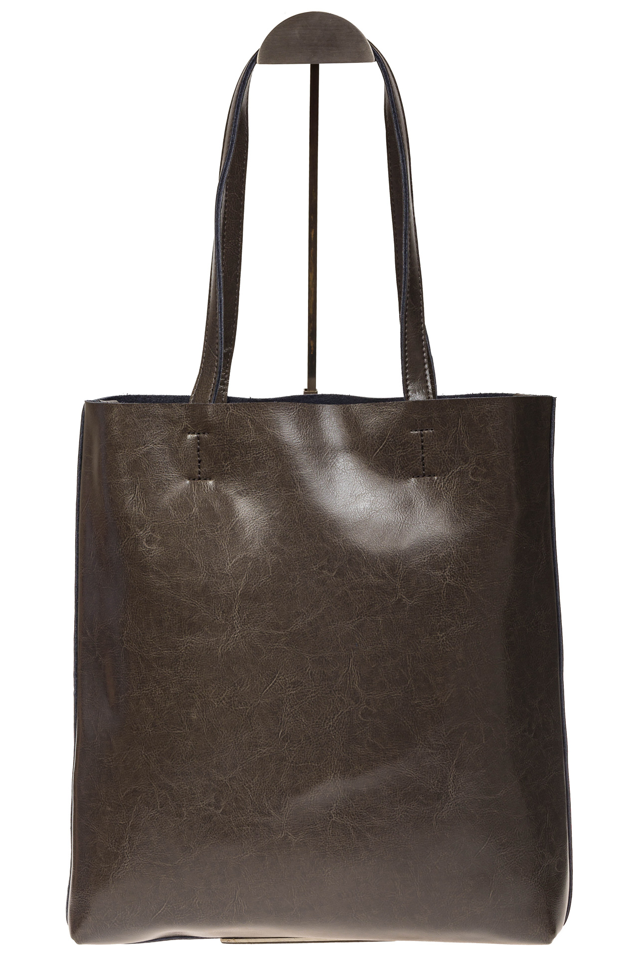 На фото 3 - Кожаная сумка-пакет серого цвета