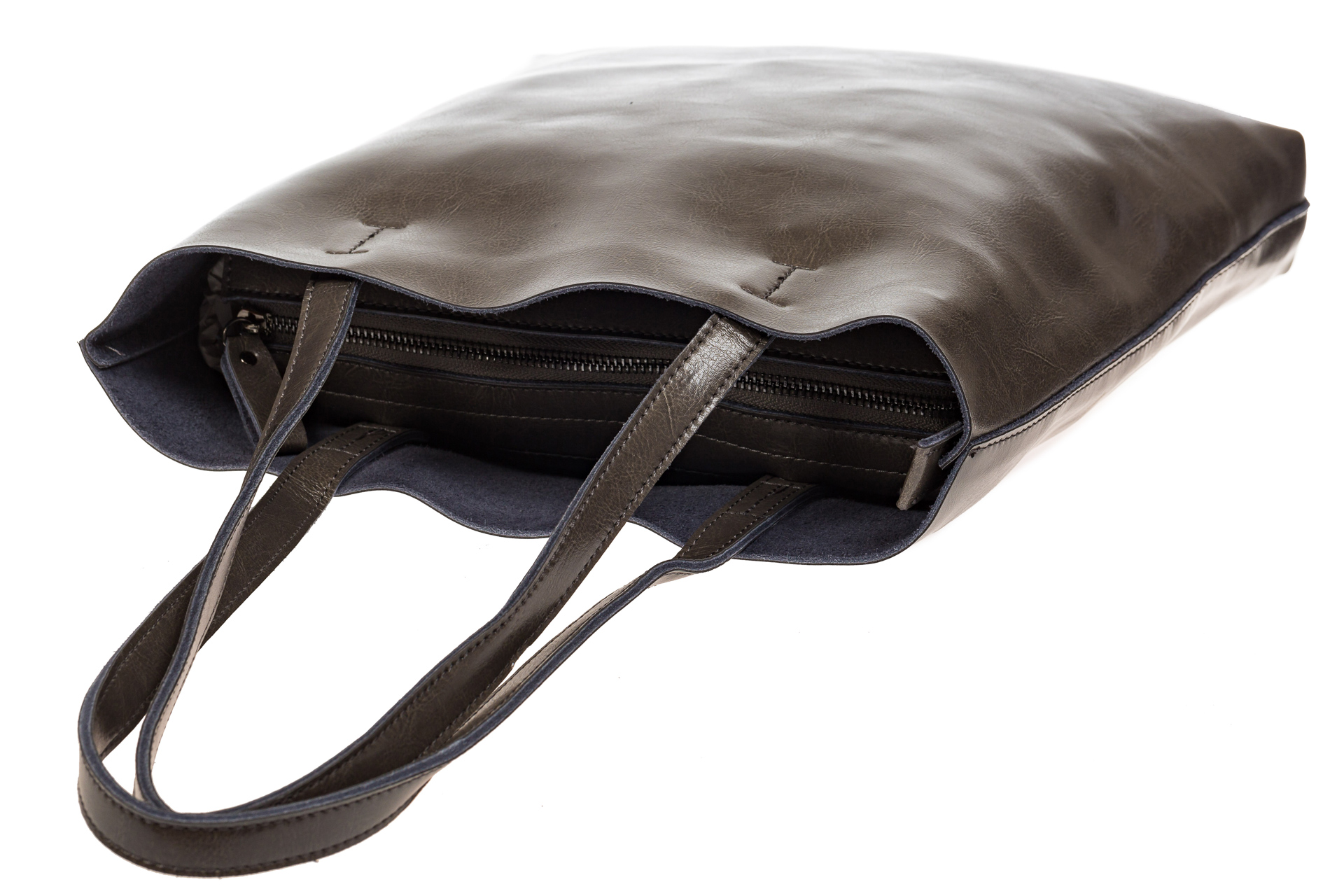 На фото 4 - Кожаная сумка-пакет серого цвета