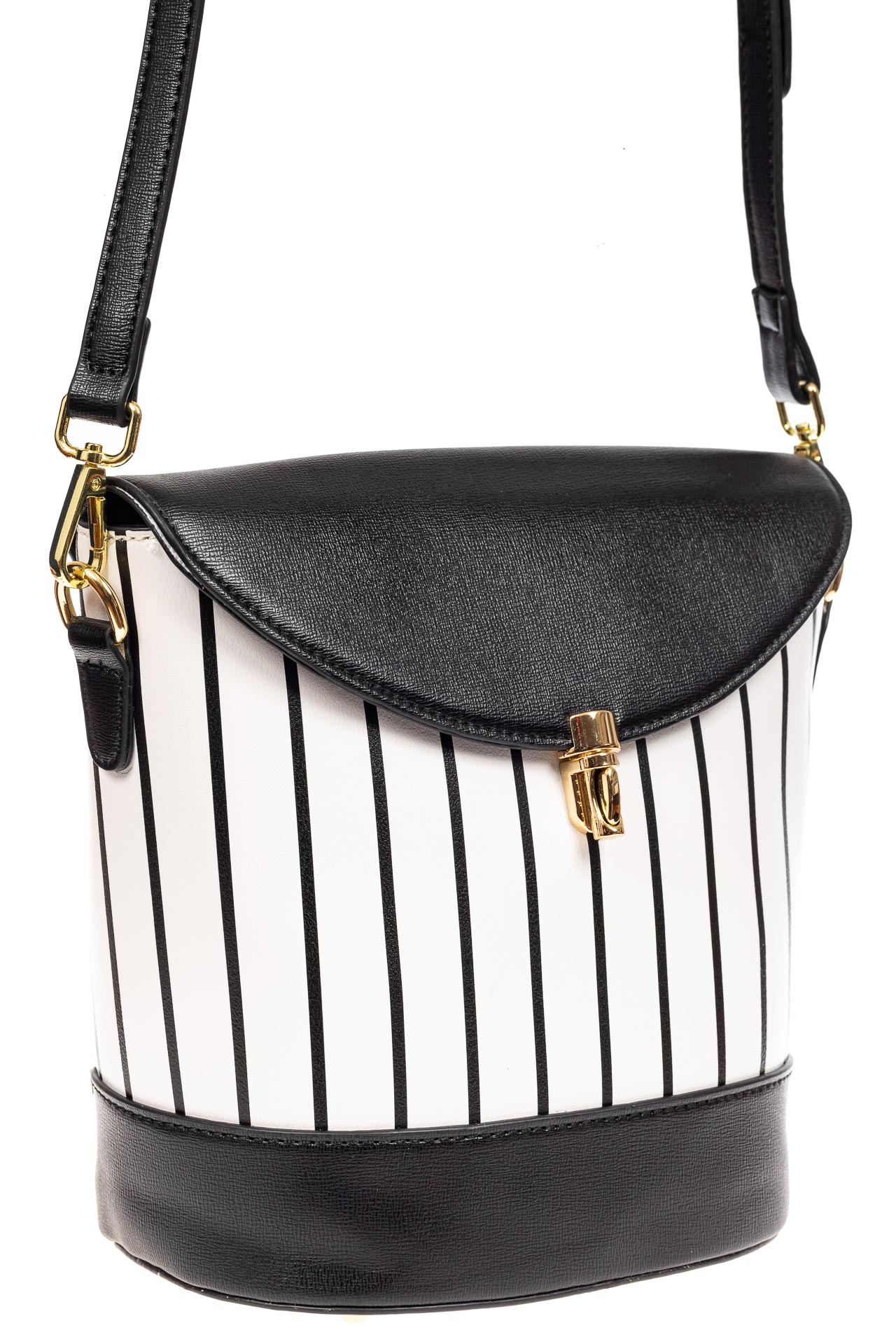 На фото 1 - Женская сумка из кожзама сумка с клапаном, цвет черный