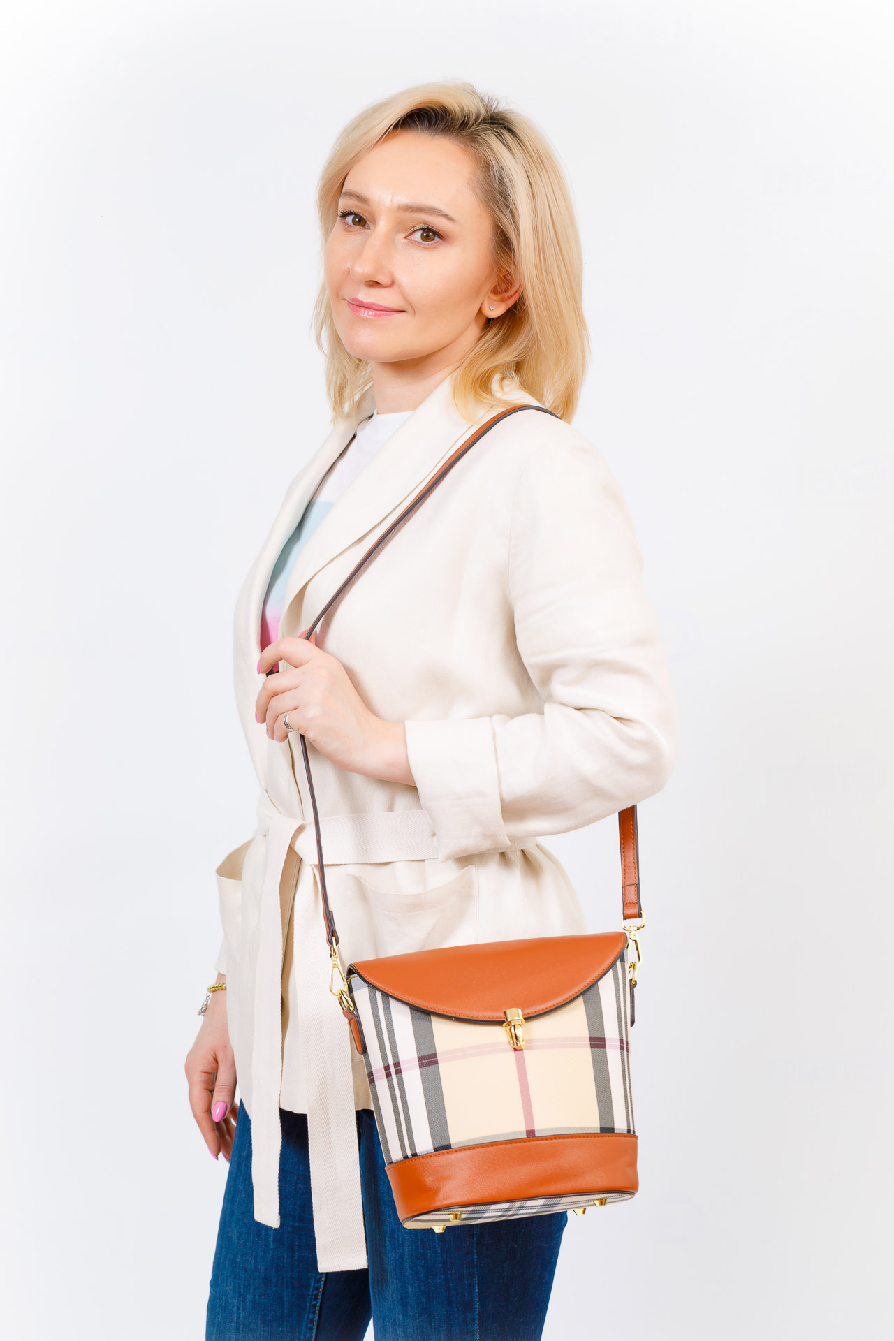 На фото 5 - Женская сумка из кожзама с клапаном, цвет бежевый