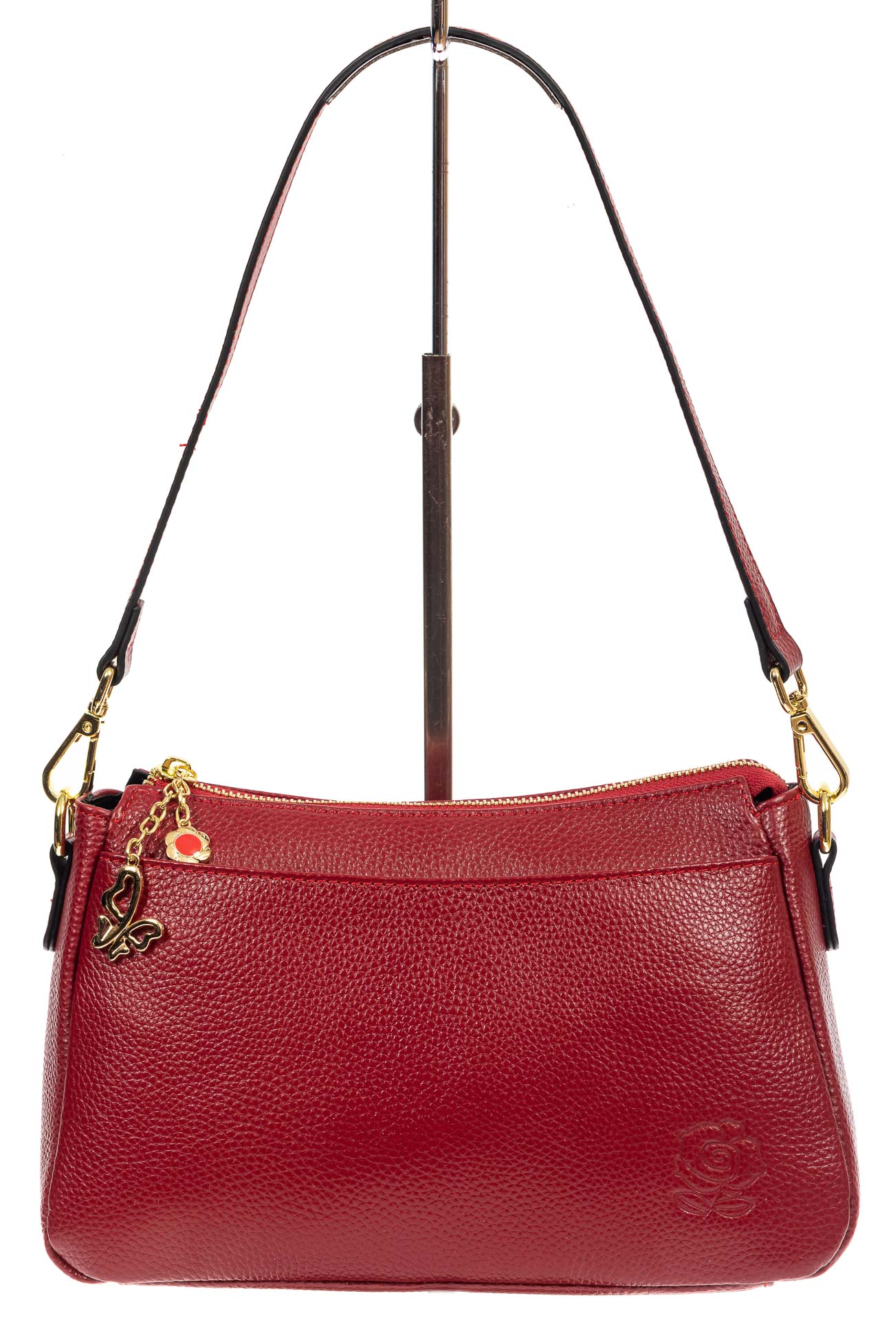 На фото 2 - Небольшая женская сумка из натуральной кожи с металлической подвеской, цвет бордовый