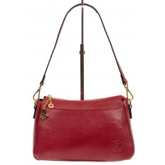 На фото 2 - Небольшая женская сумка из натуральной кожи с металлической подвеской, цвет бордовый
