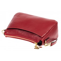 На фото 4 - Небольшая женская сумка из натуральной кожи с металлической подвеской, цвет бордовый