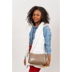 На фото 5 - Небольшая женская сумка из натуральной кожи с металлической подвеской, цвет бордовый