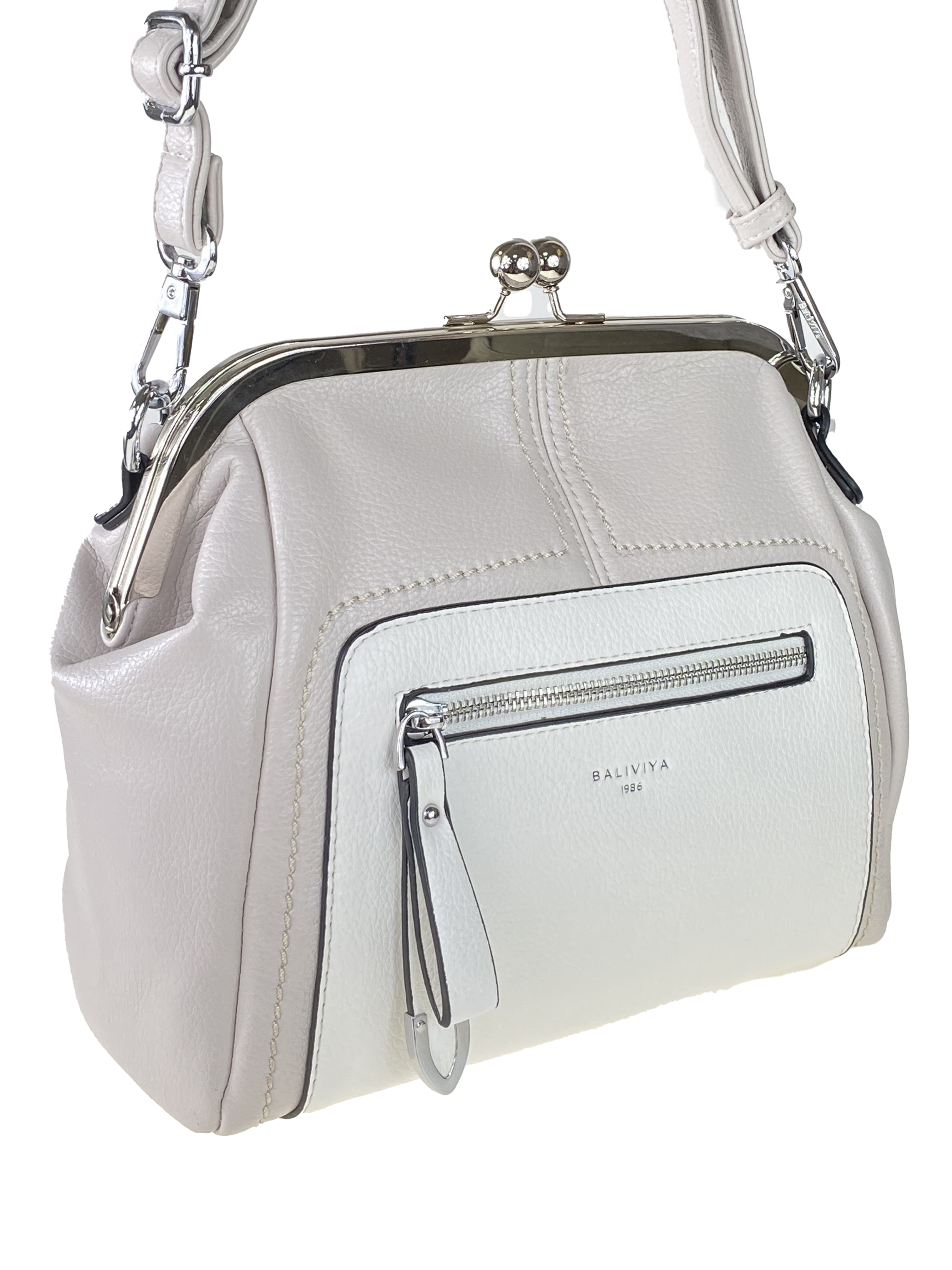 На фото 1 - Женская сумка из искусственной кожи с фермуаром, цвет светло-серый с белым