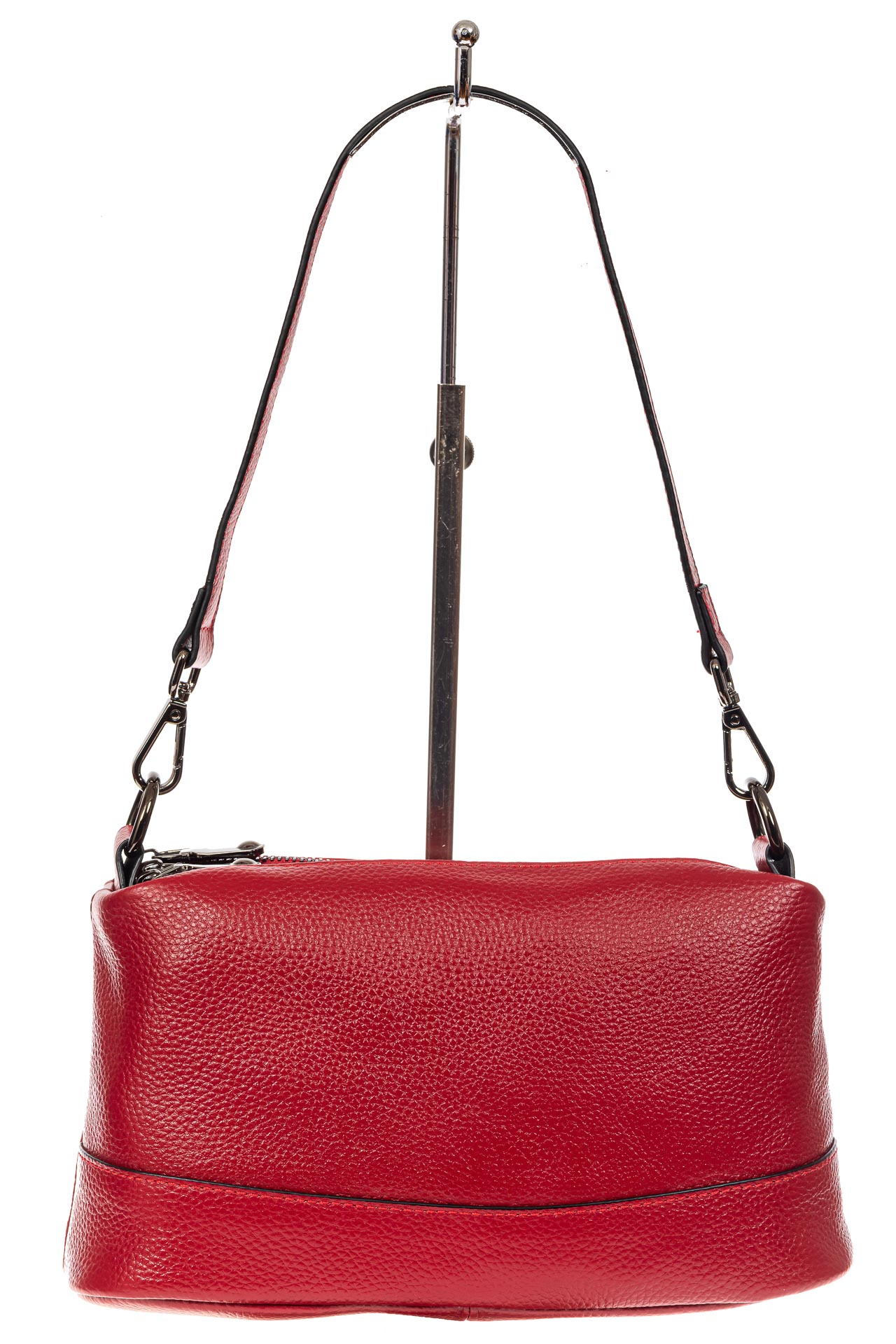 На фото 2 - Кожаная сумка багет, цвет красный
