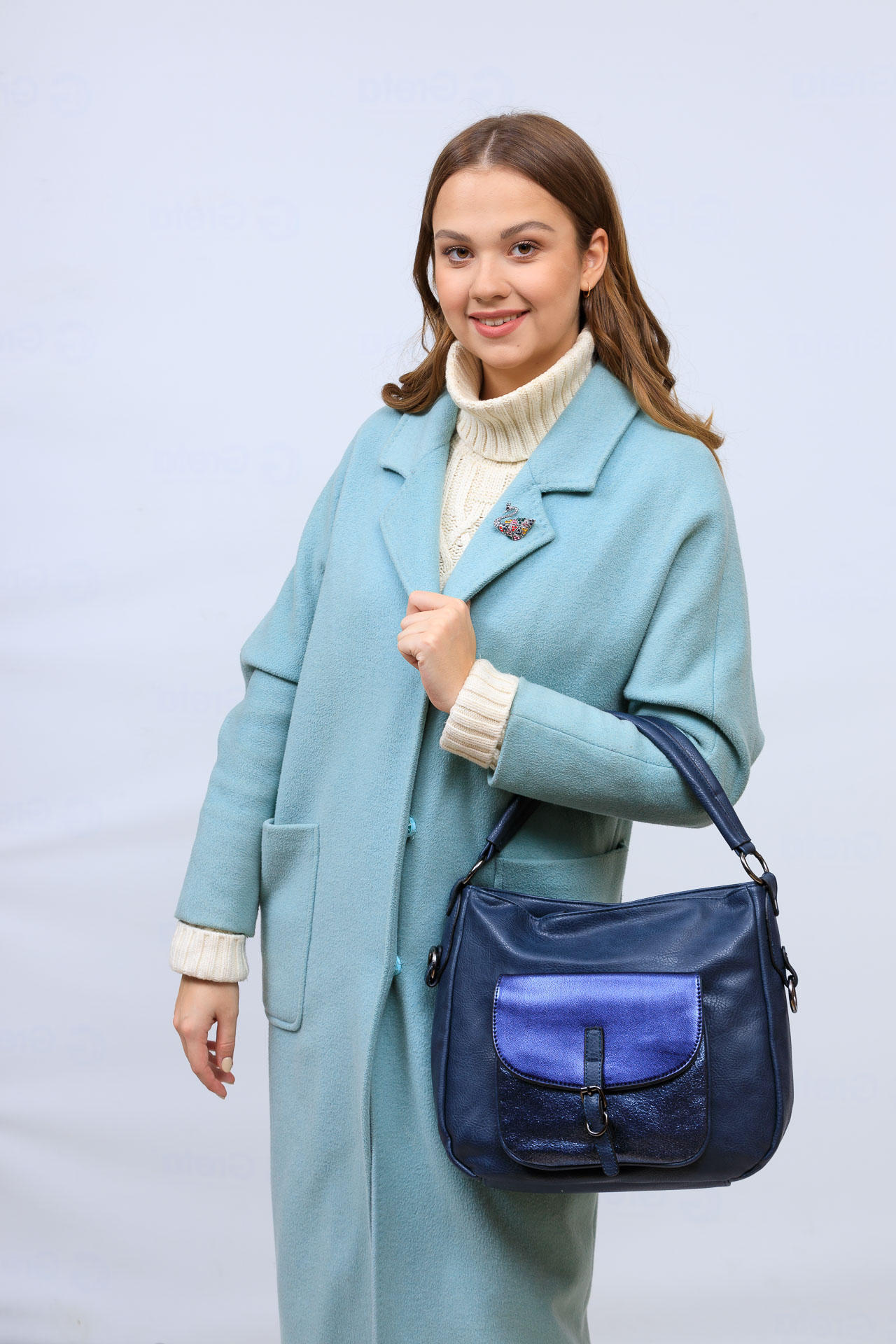 На фото 1 - Женская сумка хобо из гладкой экокожи, цвет синий
