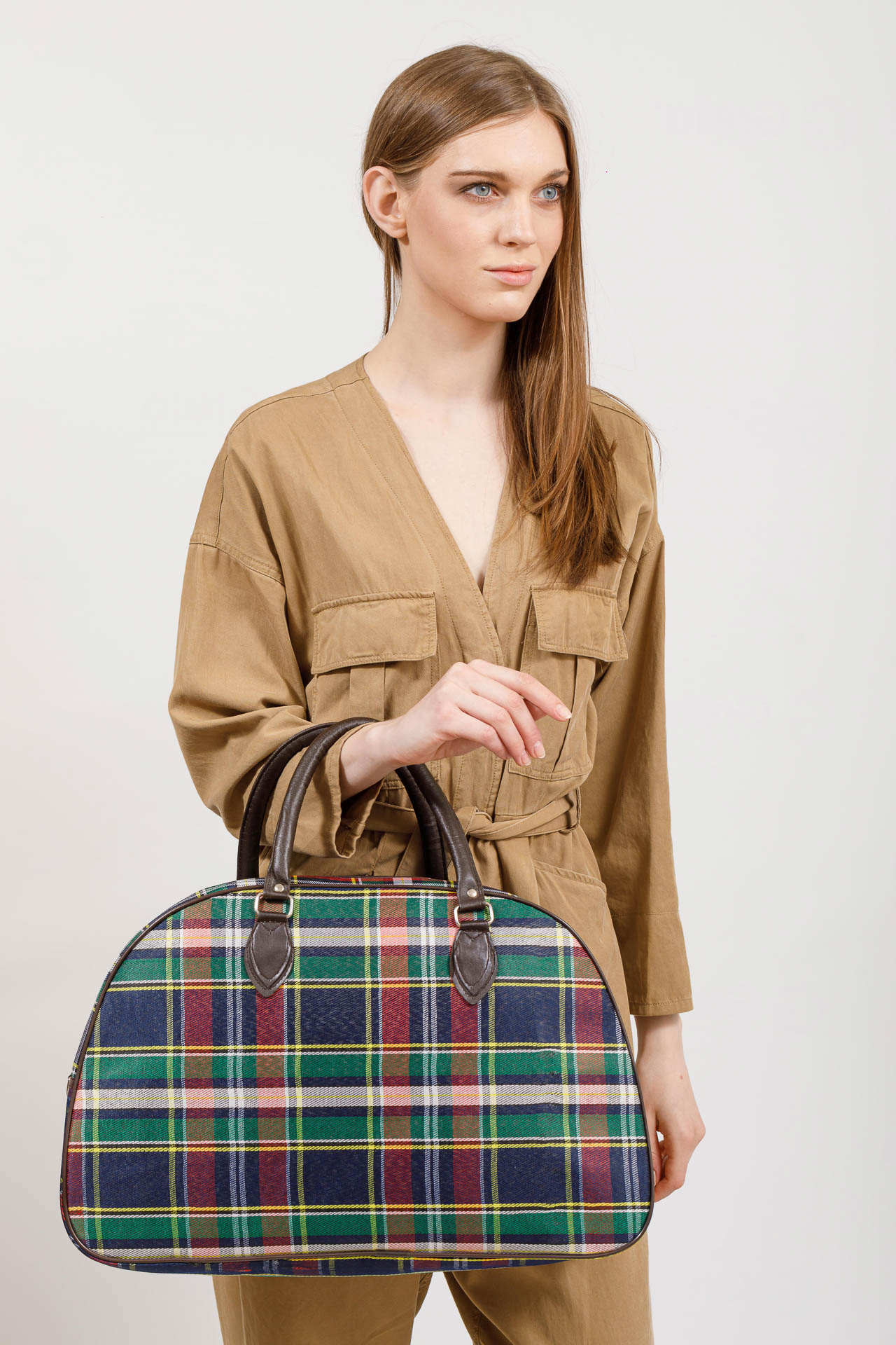 На фото 5 - Дорожная женская сумка из ткани и кожзама, цвет зеленый