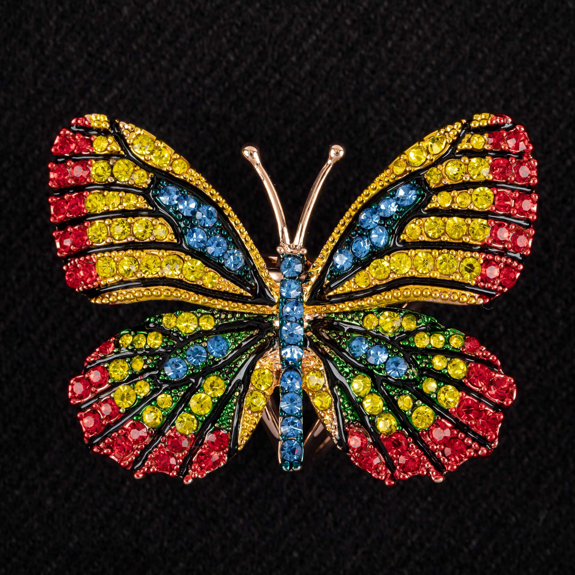 На фото 2 - Кольцо с украшением в виде бабочки