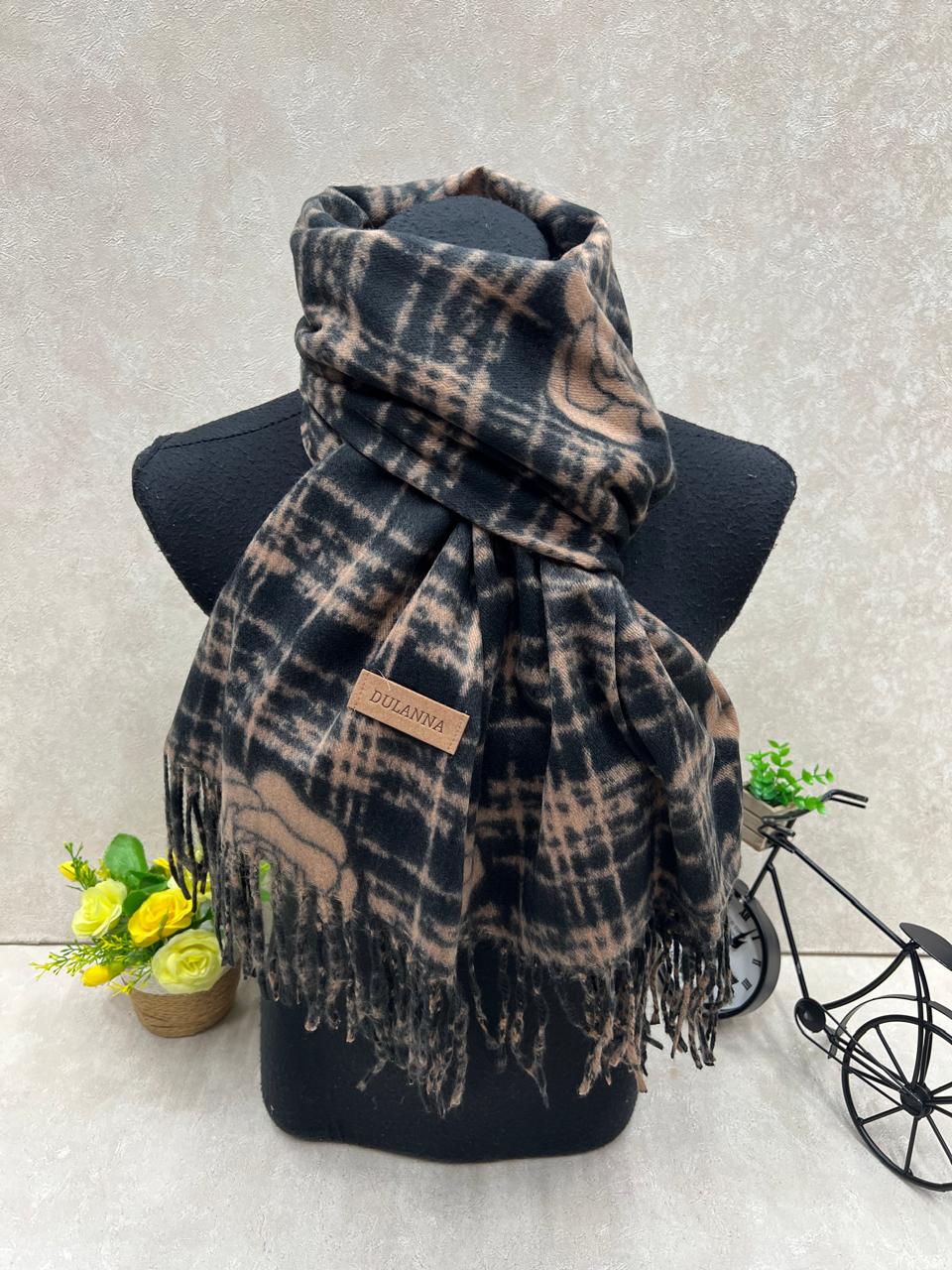 На фото 1 - Мягкий палантин из кашемира мультицвет