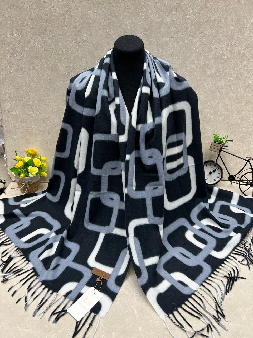 На фото 1 - Мягкий палантин из кашемира мультицвет