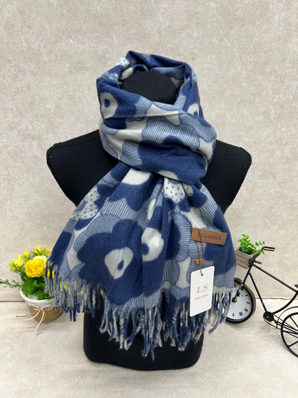 На фото 1 - Мягкий палантин из кашемира мультицвет