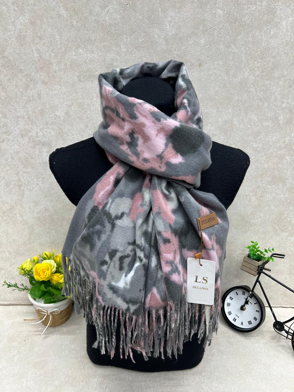 На фото 1 - Мягкий палантин из кашемира мультицвет