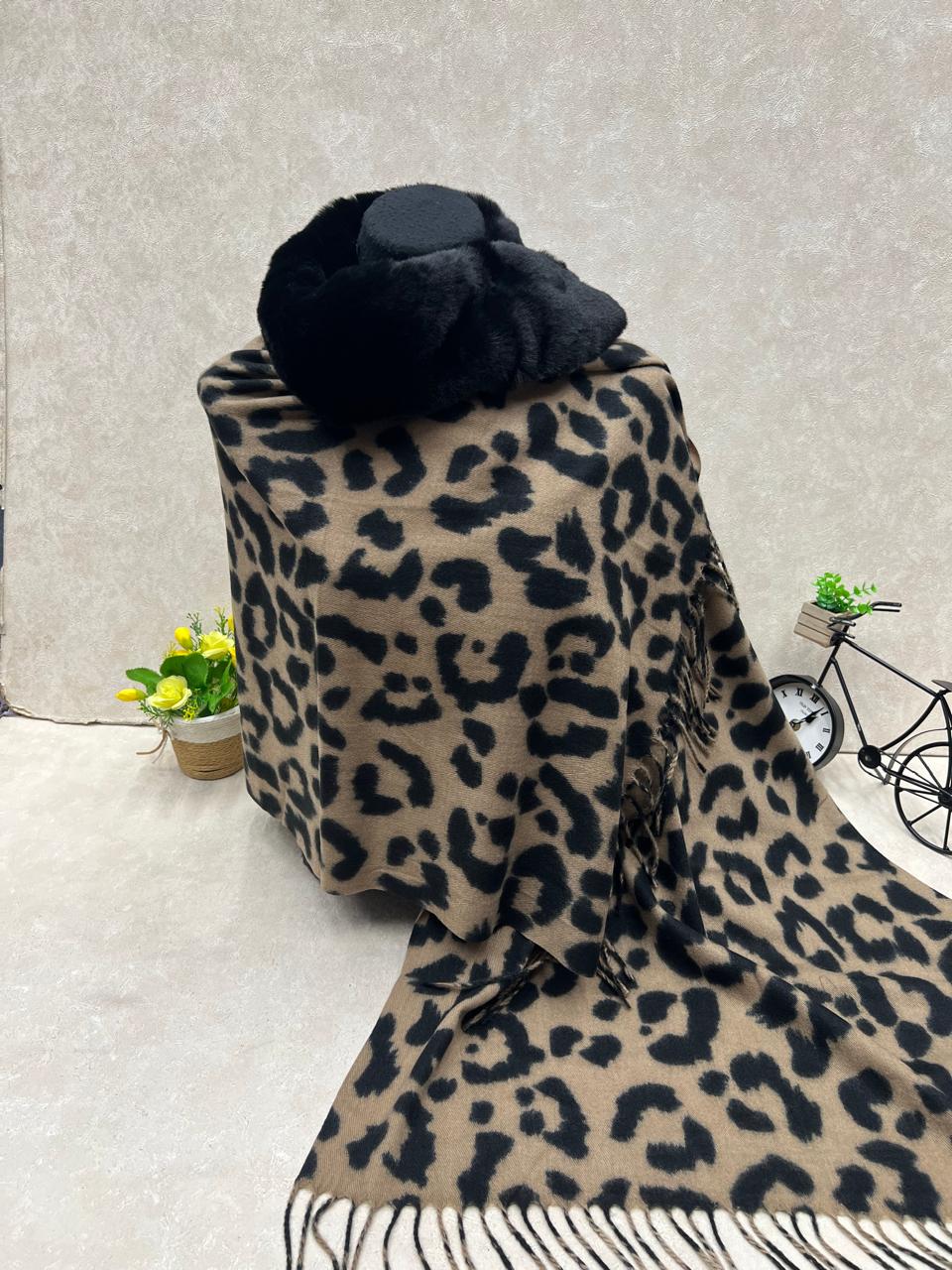 На фото 1 - Мягкий палантин из кашемира с норвковым воротником мультицвет