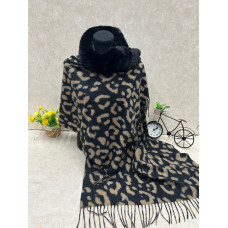 На фото 1 - Мягкий палантин из кашемира с норвковым воротником мультицвет На фото 1 - Мягкий палантин из кашемира с норвковым воротником мультицвет