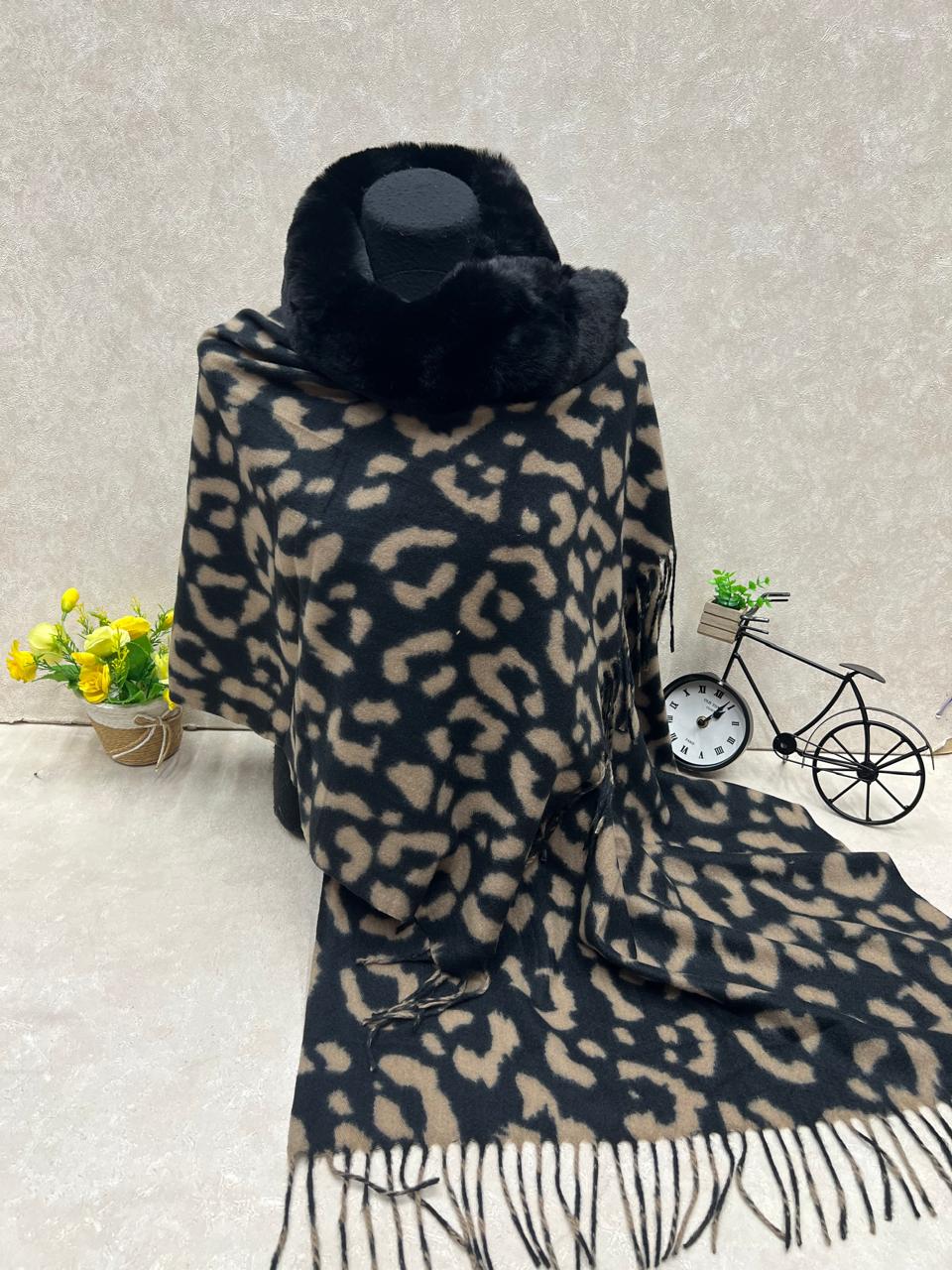 На фото 1 - Мягкий палантин из кашемира с норвковым воротником мультицвет