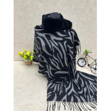 На фото 1 - Мягкий палантин из кашемира с норвковым воротником мультицвет На фото 1 - Мягкий палантин из кашемира с норвковым воротником мультицвет