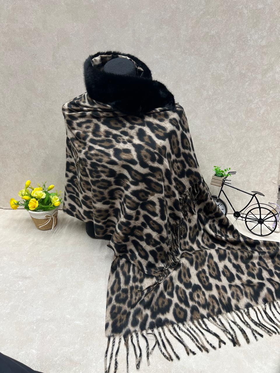 На фото 1 - Мягкий палантин из кашемира с норвковым воротником мультицвет