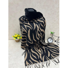 На фото 1 - Мягкий палантин из кашемира с норвковым воротником мультицвет На фото 1 - Мягкий палантин из кашемира с норвковым воротником мультицвет