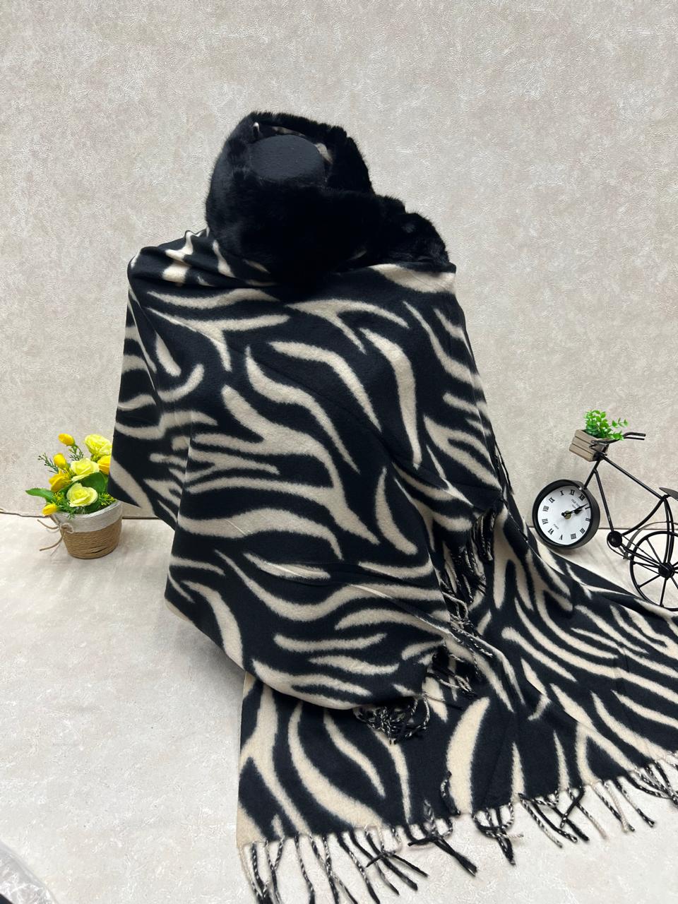 На фото 1 - Мягкий палантин из кашемира с норвковым воротником мультицвет