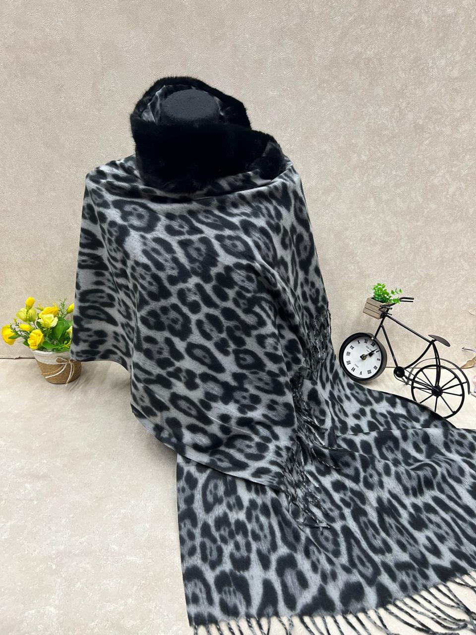 На фото 1 - Мягкий палантин из кашемира с норвковым воротником мультицвет