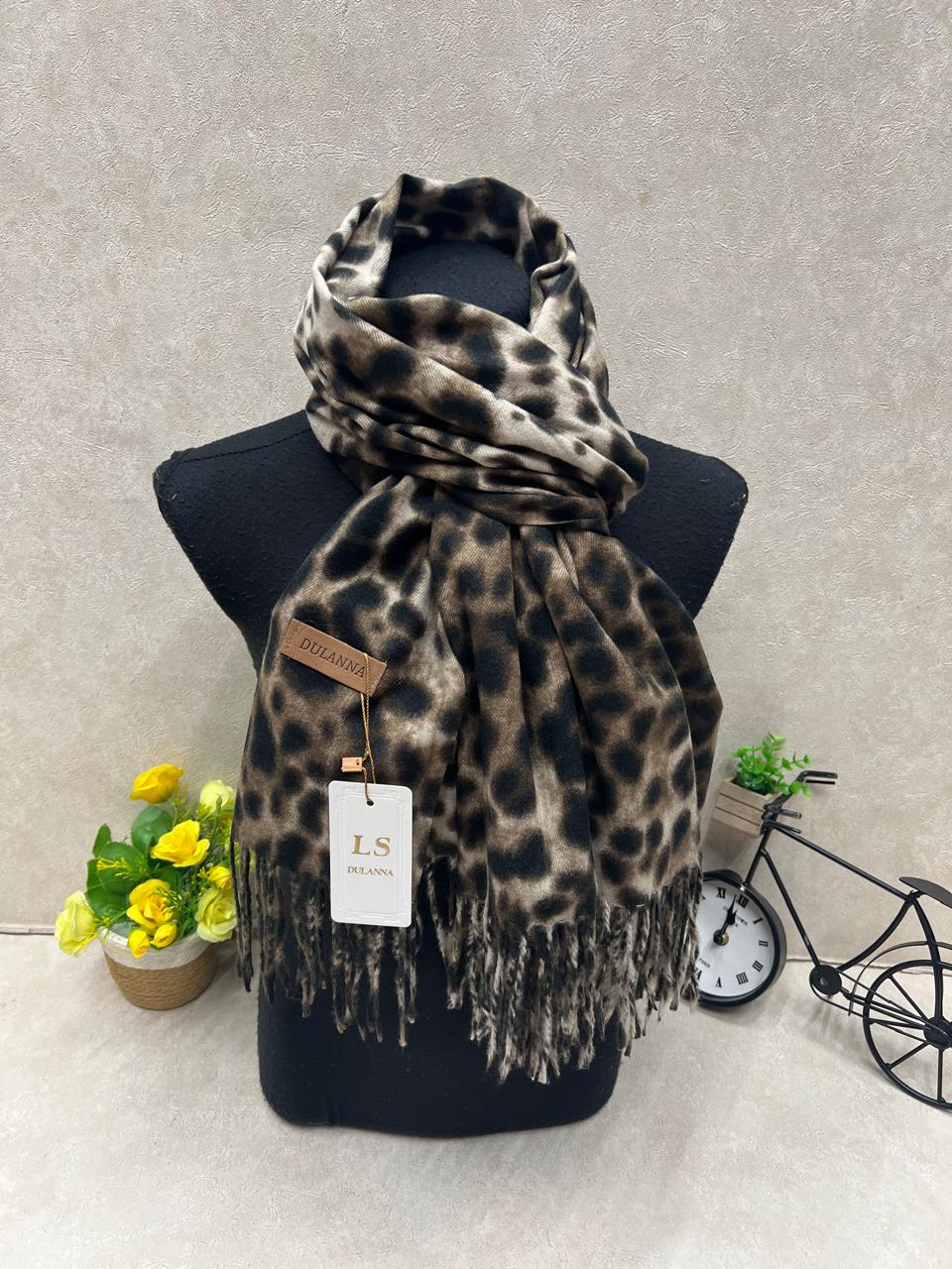 На фото 1 - Мягкий палантин из кашемира мультицвет