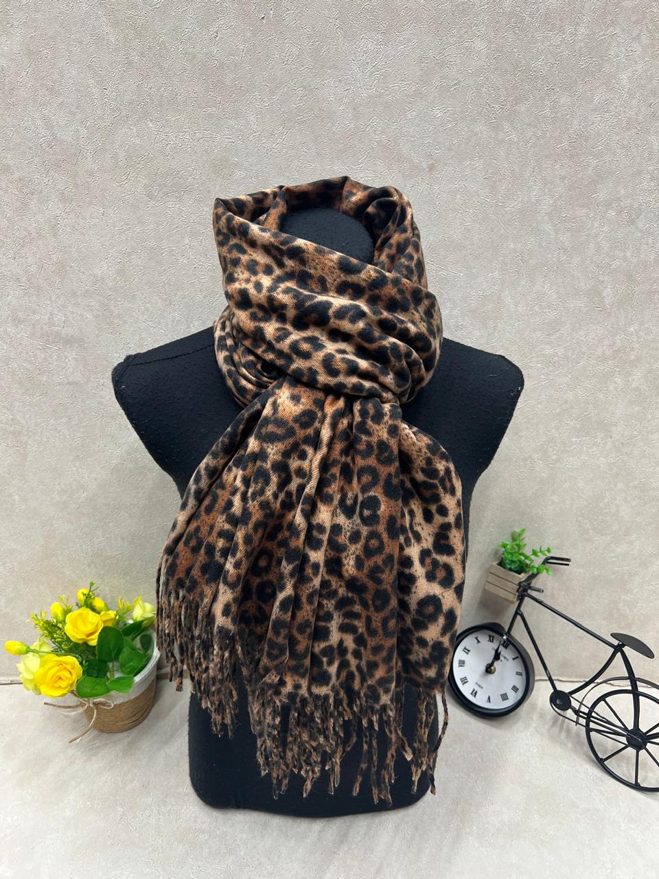 На фото 1 - Мягкий палантин из кашемира мультицвет