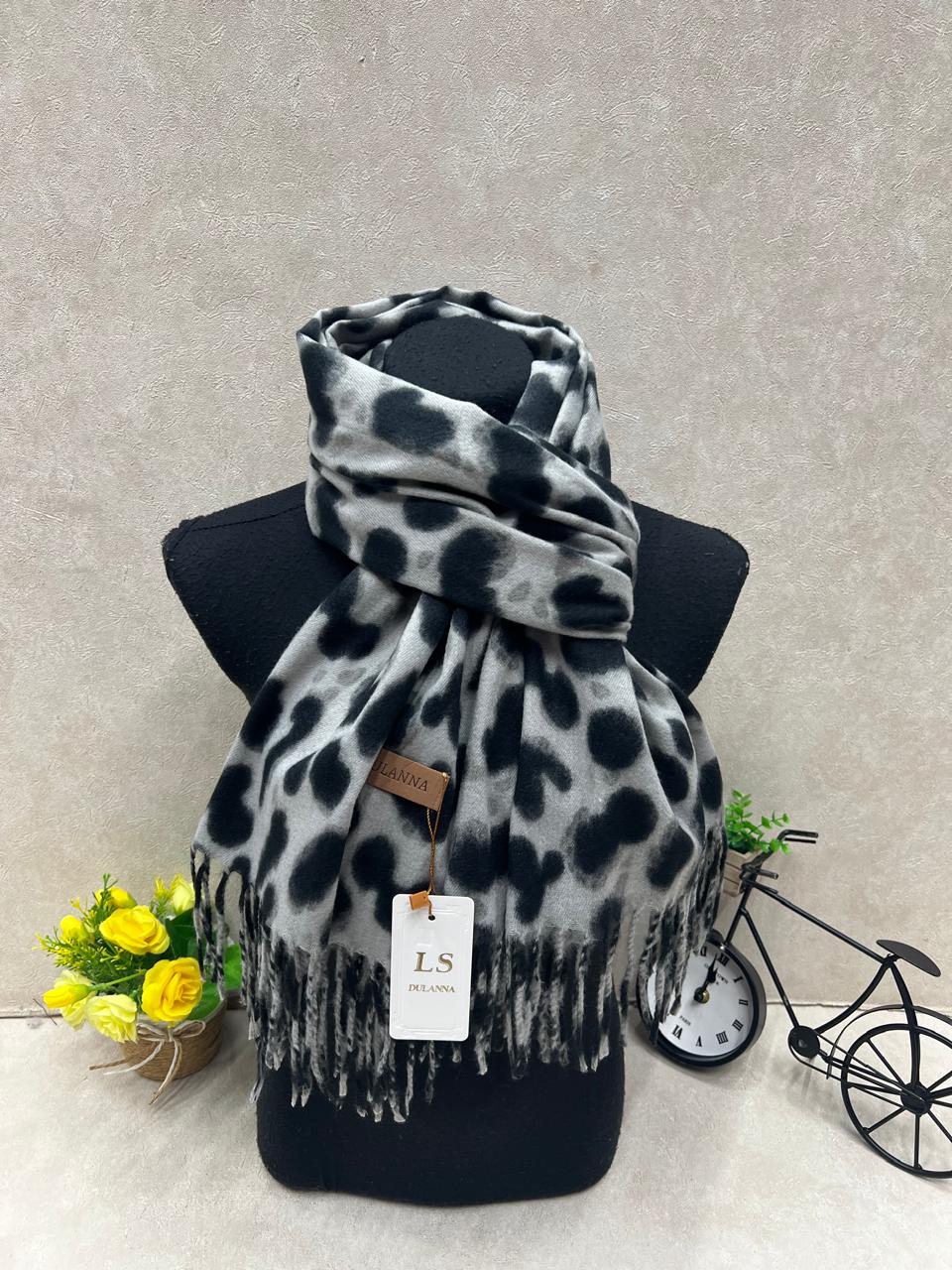 На фото 1 - Мягкий палантин из кашемира мультицвет