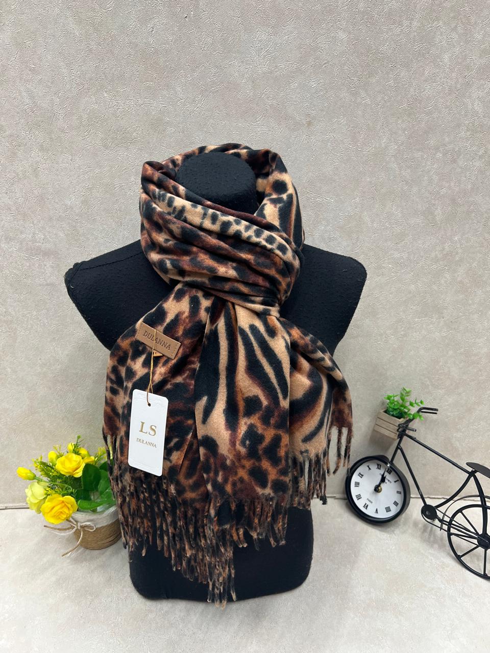 На фото 1 - Мягкий палантин из кашемира мультицвет